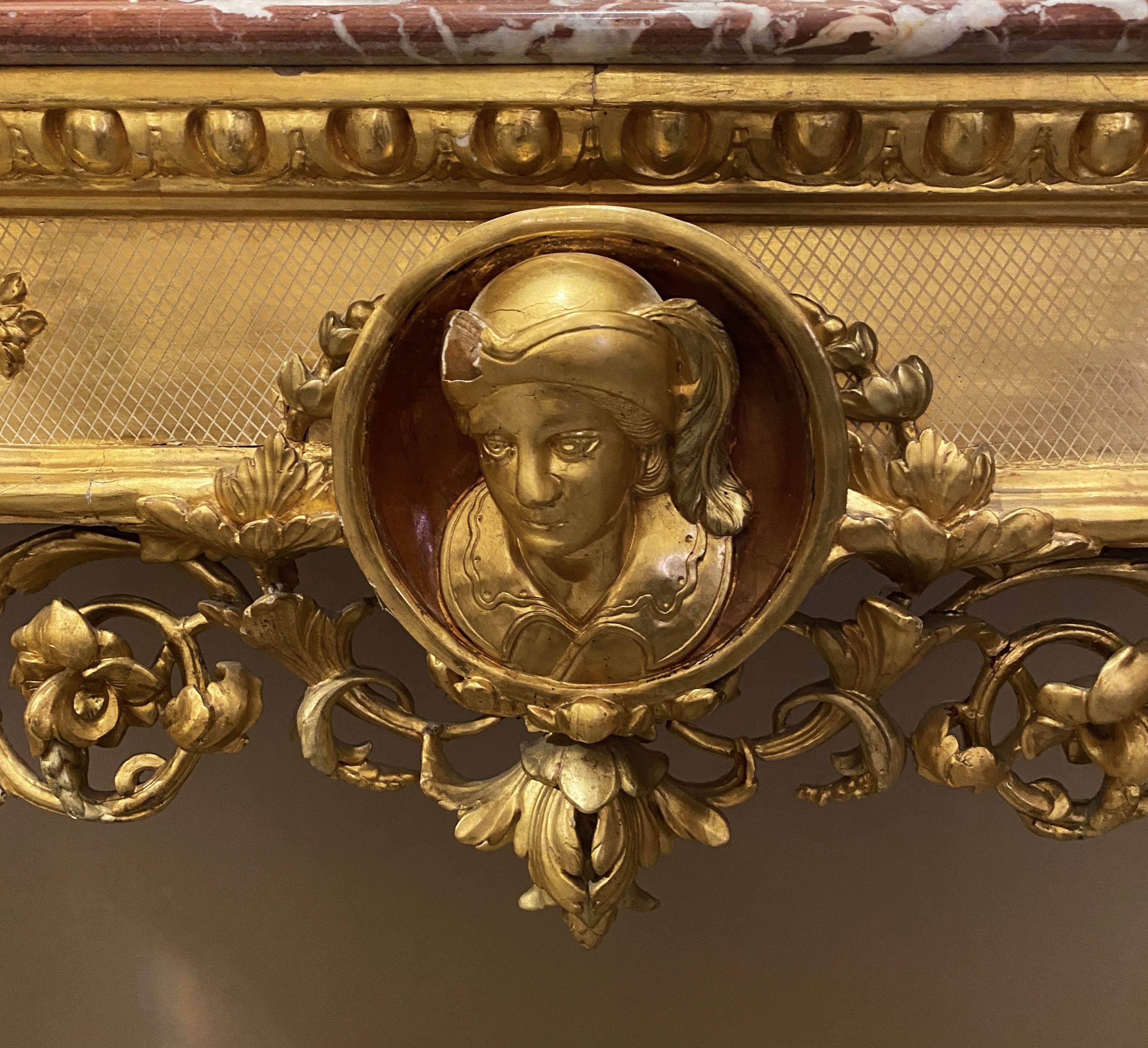 Console dorata - particolare