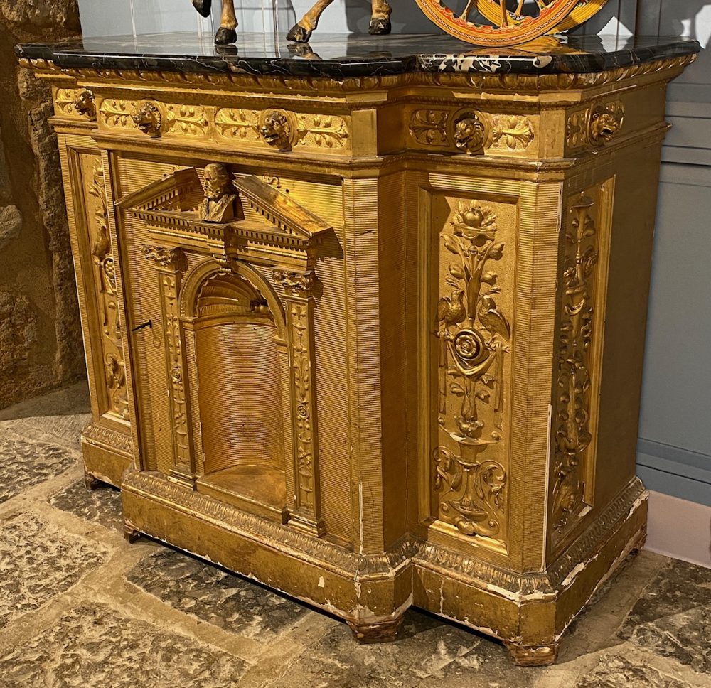 Credenza dorata